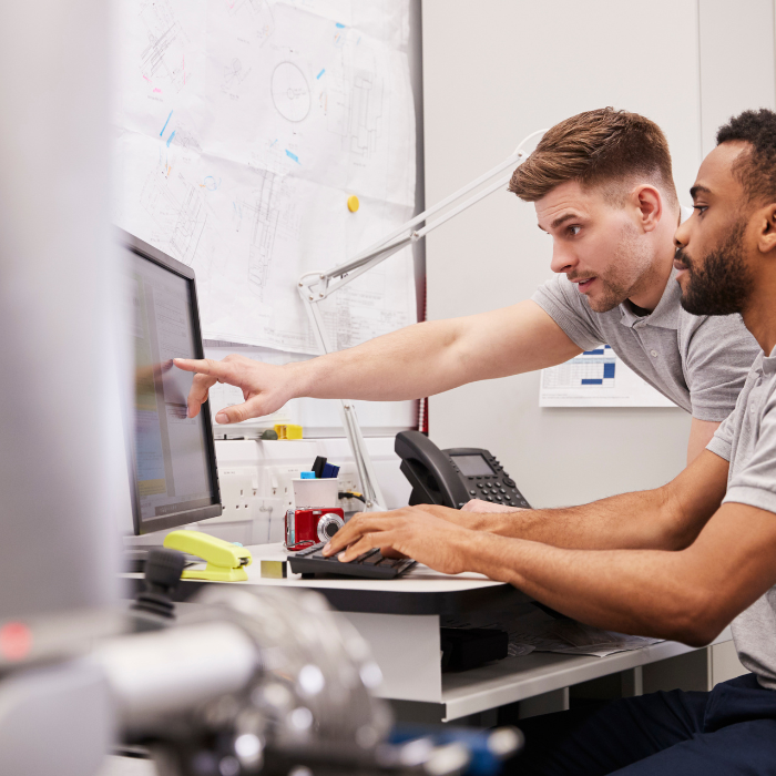 Twee engineers aan het werkt